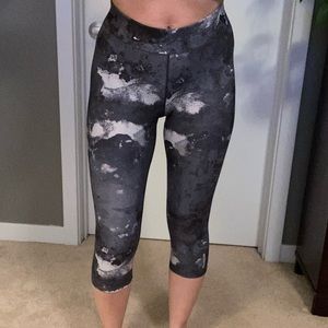 Grey patterned leggings